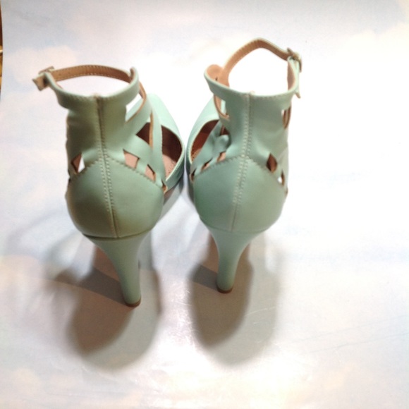 Restricted Ankle Straps Heels - Picture 4 of 12